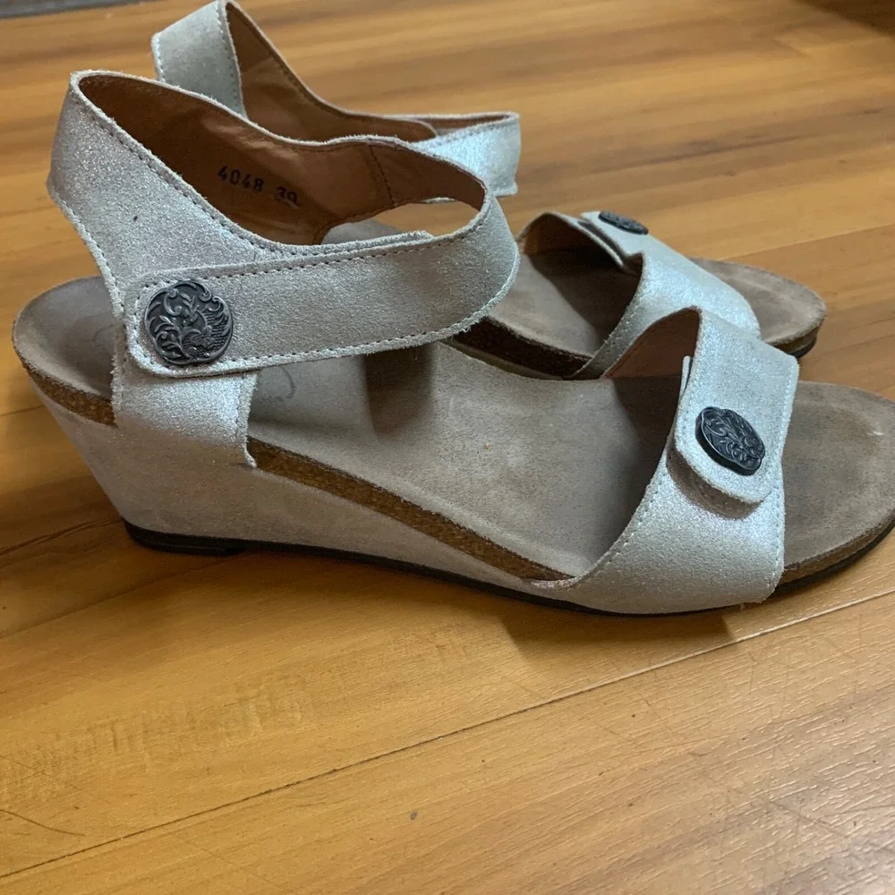 TAOS Festival 4048 Wedge Sandals Size 39 US 8-8.5 Silver Metallic Hook & Loop‎